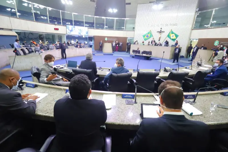 Imagem da notícia: Ataques de Bolsonaro preocupam deputados da base e oposição na AL-CE; bolsonaristas minimizam