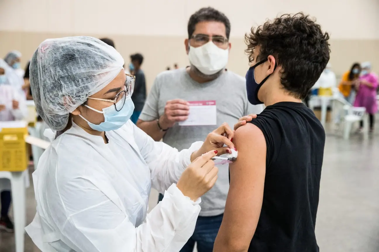 Imagem da notícia: Ceará atinge 18% da meta de vacinação de adolescentes contra Covid-19; 251 mil estão sem cadastro
