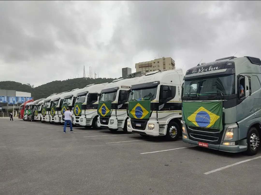 Imagem da notícia: Caminhoneiros protestam em oito estados; PRF atua para liberar fluxo