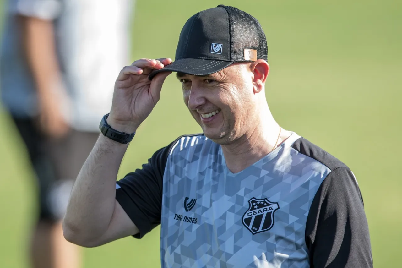 Tiago Nunes com a camisa do Ceará