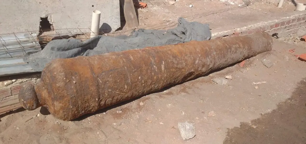 Imagem da notícia: Canhão de três metros é encontrado durante escavações nas obras da Estação João Felipe