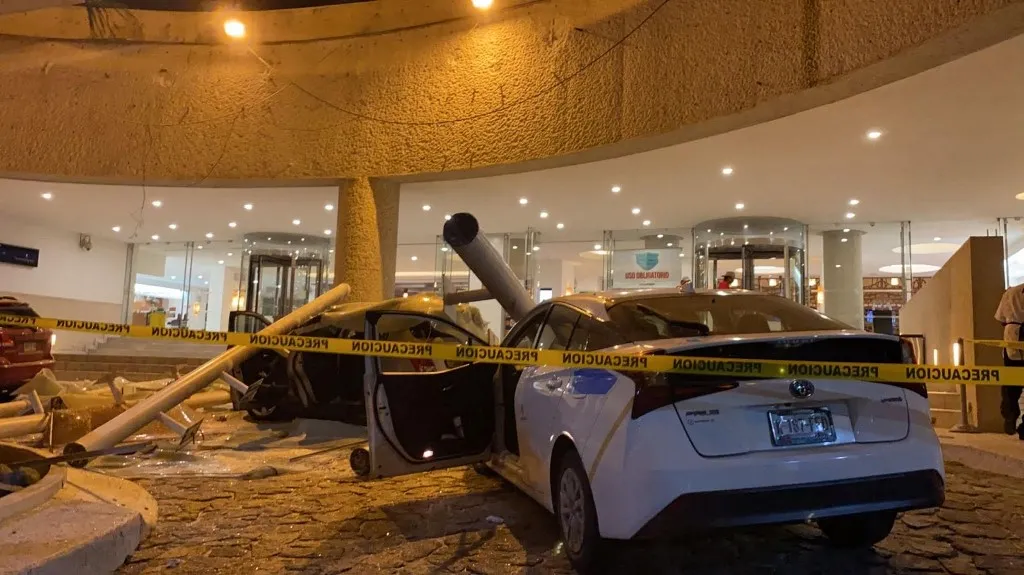 Parte da fachada do prédio desmoronou sobre alguns carros que estavam estacionados no local