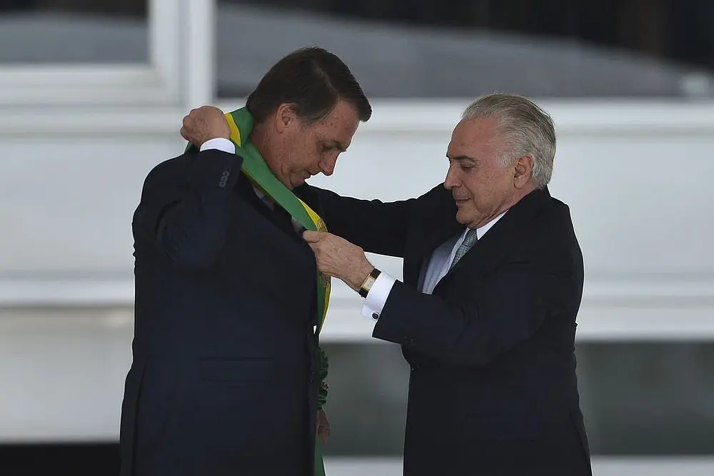 Imagem da notícia: Ao recorrer a Temer, Bolsonaro muda o tom em nota à Nação, mas recuo não põe fim à crise