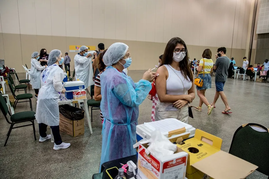 Processo de vacinação é apontado como um dos motivos para a queda atual de casos no Ceará.