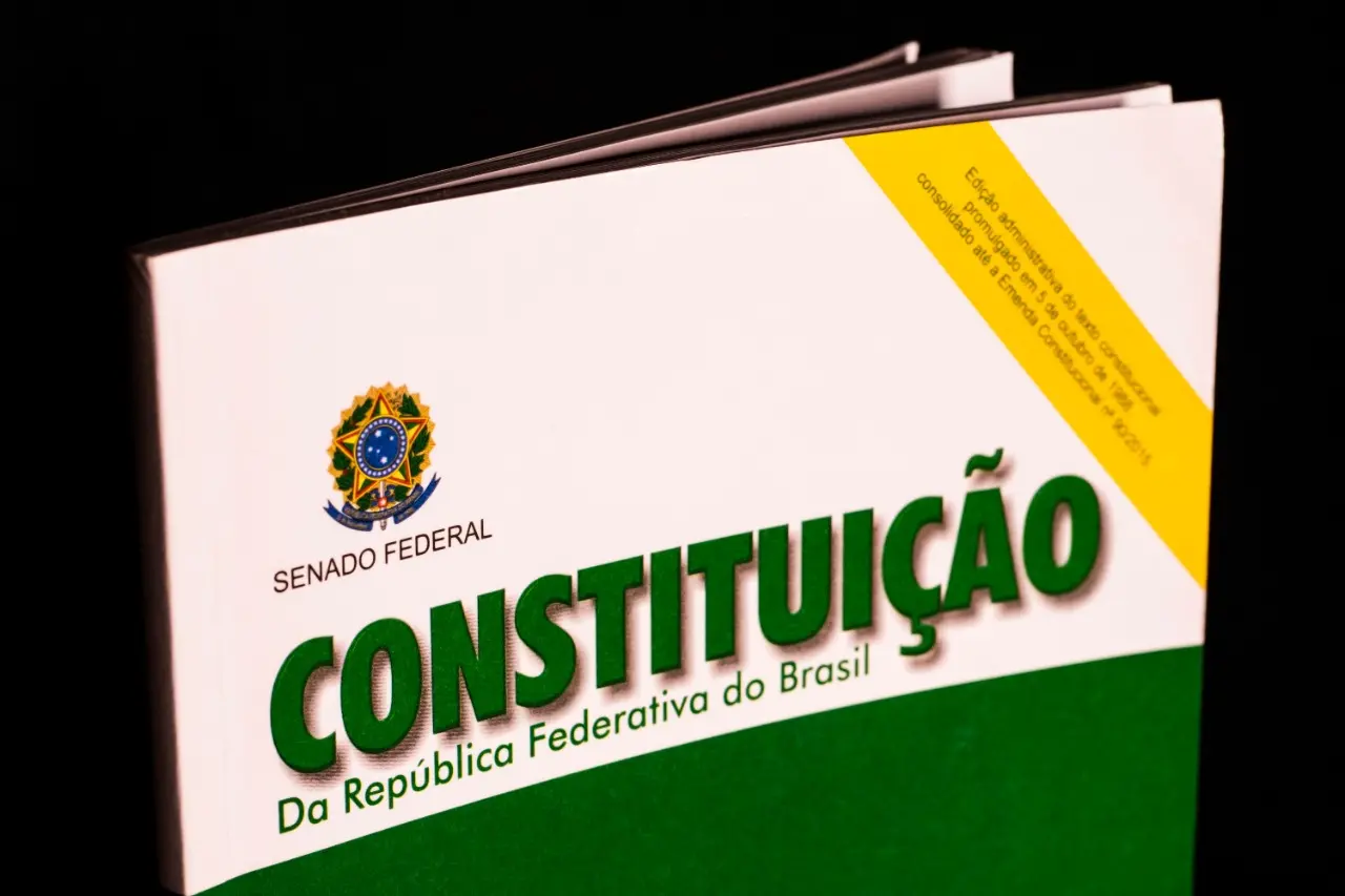 Imagem da notícia: Concurso de artigos celebra os 33 anos da Constituição
