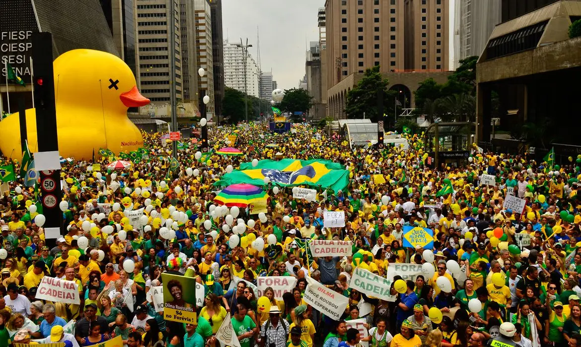 Imagem da notícia: O que esperar de uma 'frente ampla' após os protestos de domingo (12) contra Bolsonaro?