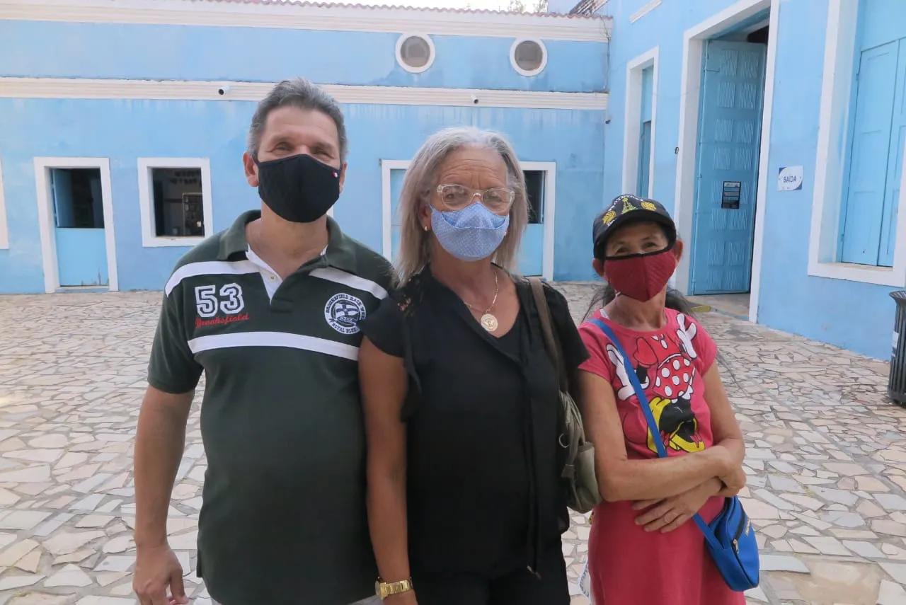 Desde os quatro anos de idade, a alagoana Lucília Santos da Silva (centro) visita a “capital da fé” duas vezes por ano