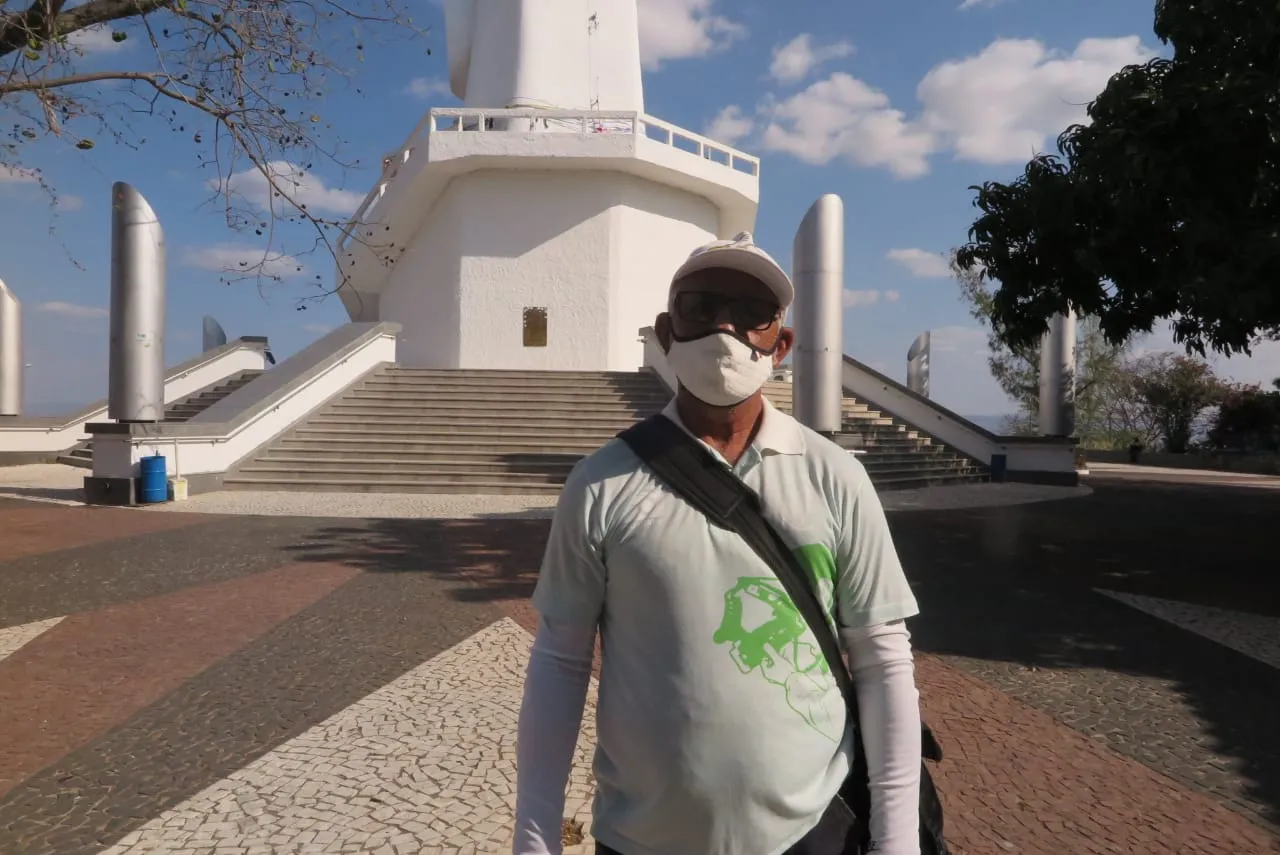 “O movimento está começando agora. É pouco, mas vai clareando o negócio”, ressalta o fotógrafo Carlos Bezerra Ferreira, que há cinco décadas trabalha ali