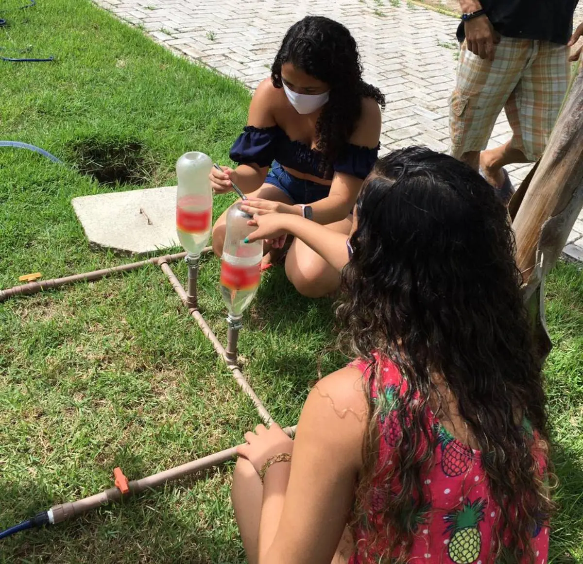 Imagem da notícia: Estudantes criam sistema de irrigação com garrafas PET e beneficiam horticultores em Granja