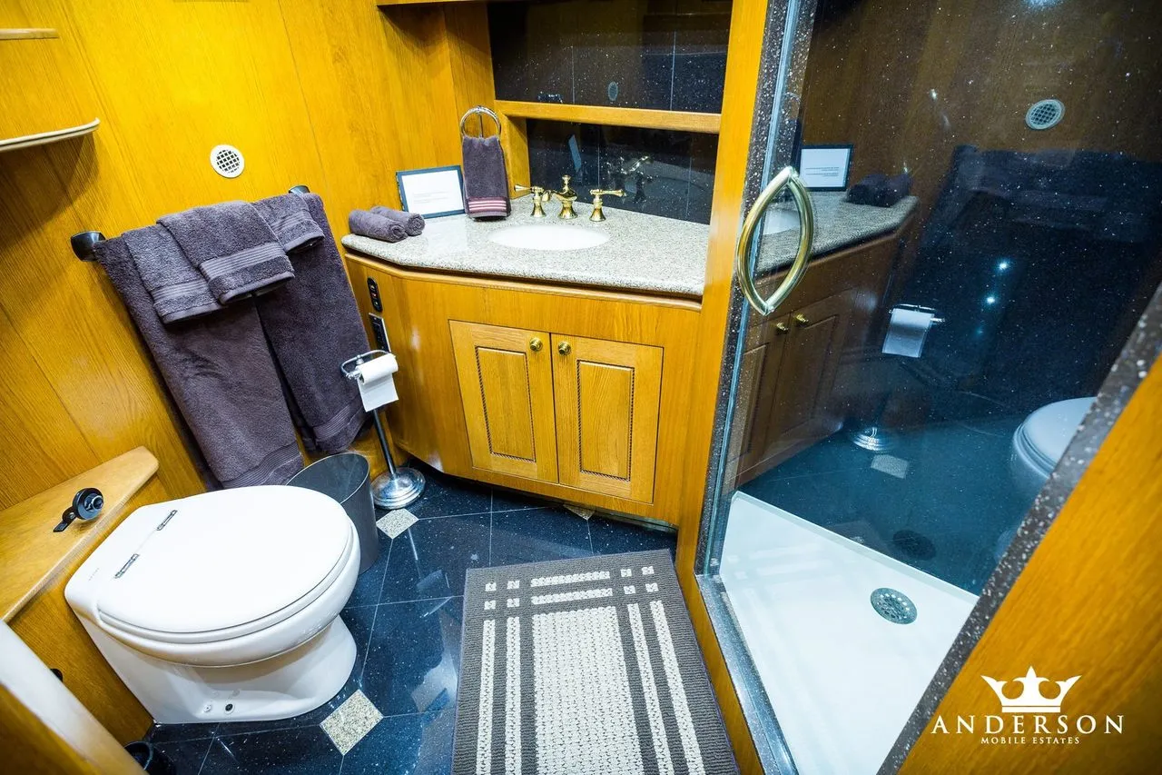 Um dos banheiros no motorhome de Will Smith