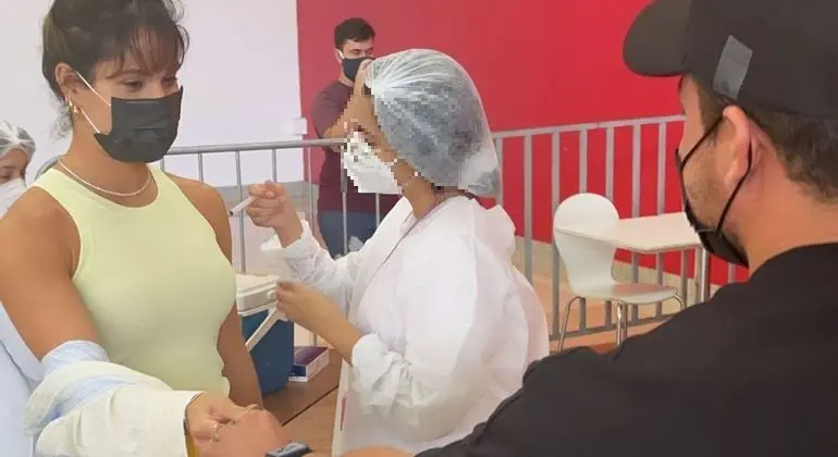 Imagem da notícia: Do endereço à suposta ‘dose da xepa’: veja as contradições na imunização de Safadão e Thyane