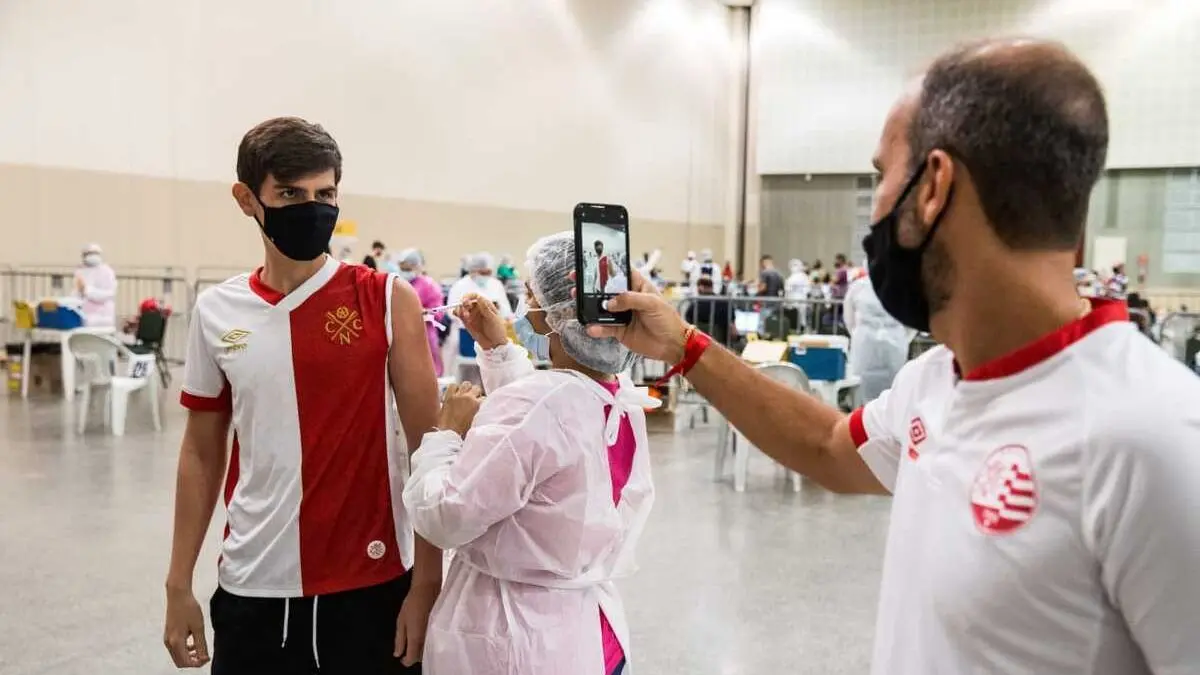 Imagem da notícia: Ceará decide manter vacinação de adolescentes de 12 a 17 anos contra a Covid-19