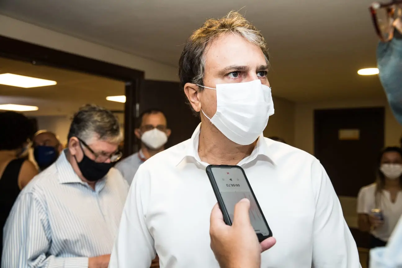 Imagem da notícia: 'Responsabilidade é do Governo Federal', reforça Camilo Santana sobre preços dos combustíveis