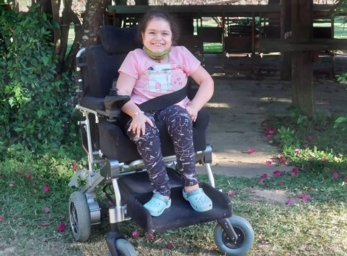Depois que Julia começou a tomar a medicação de alto custo, a vida “girou 360 graus”, segundo a mãe dela