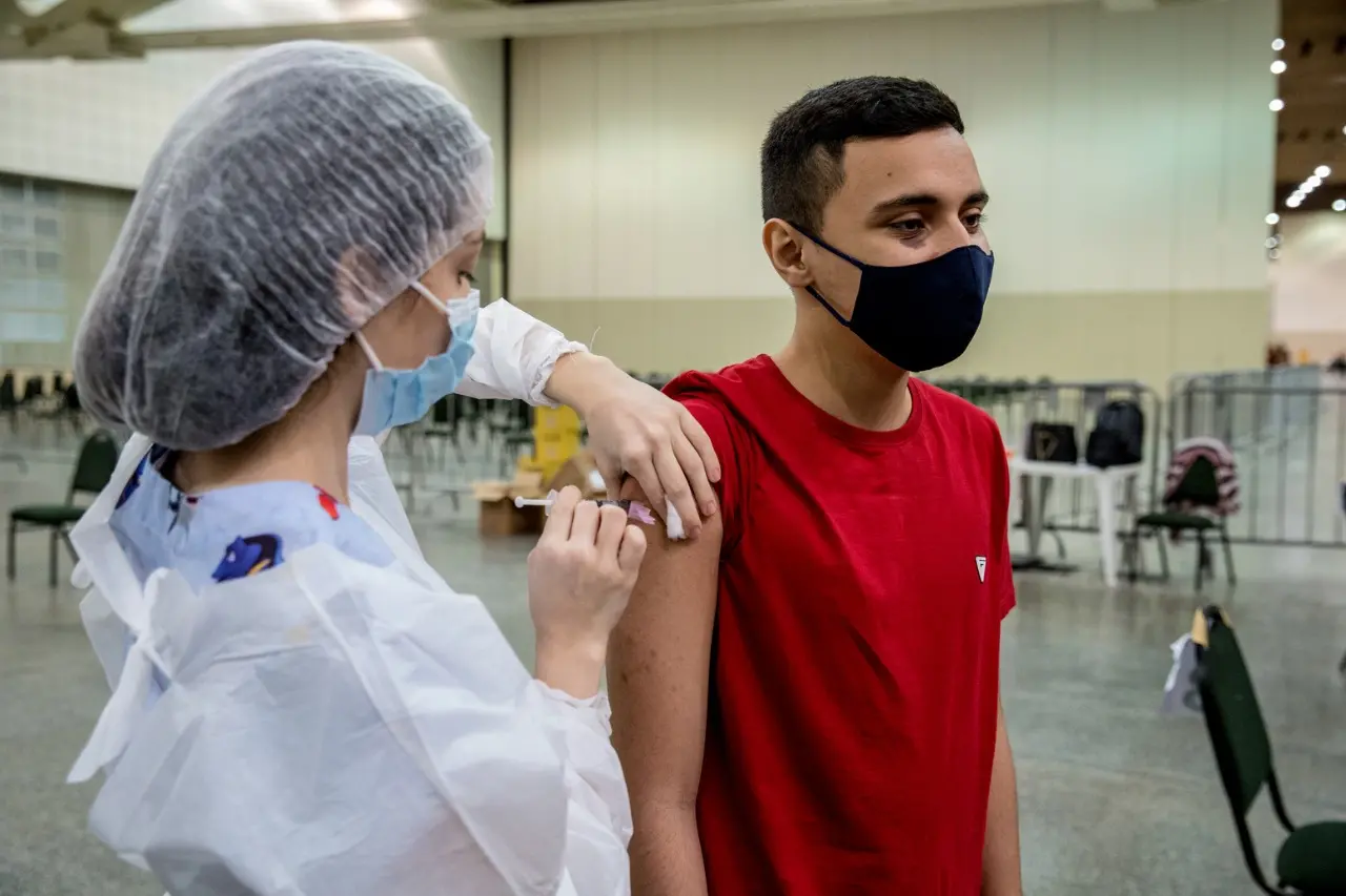 Imagem da notícia: Ministério da Saúde muda orientação e recomenda que adolescentes sem comorbidades não sejam vacinados