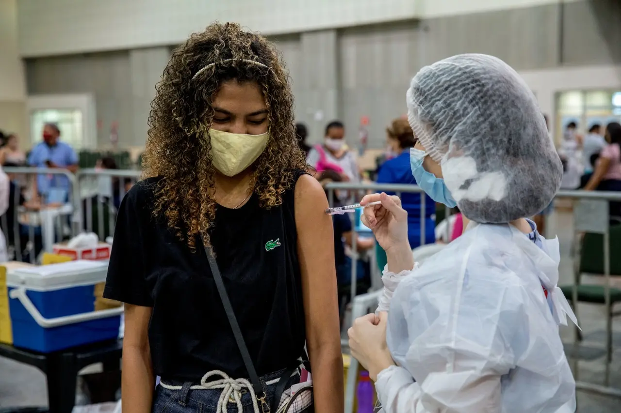 Imagem da notícia: Fortaleza não registrou casos de efeito adverso grave em adolescentes vacinados