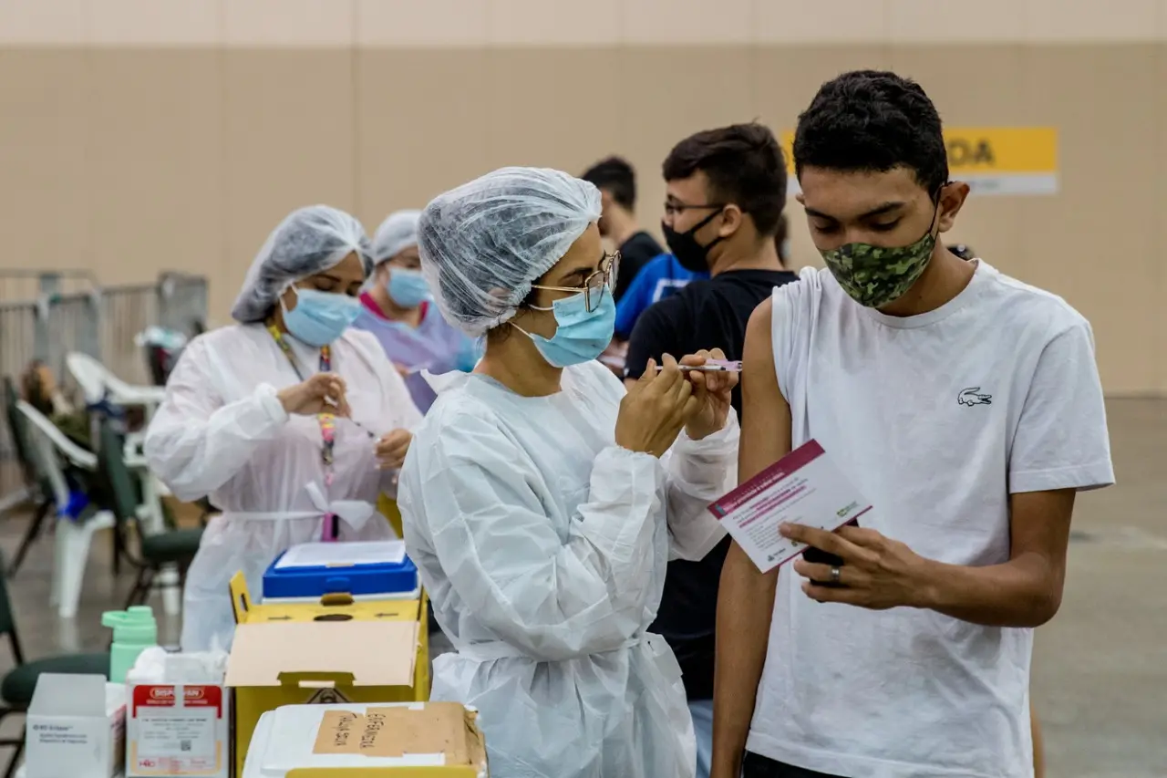 Imagem da notícia: Ministério da Saúde muda orientação e recomenda que adolescentes sem comorbidades não sejam vacinados