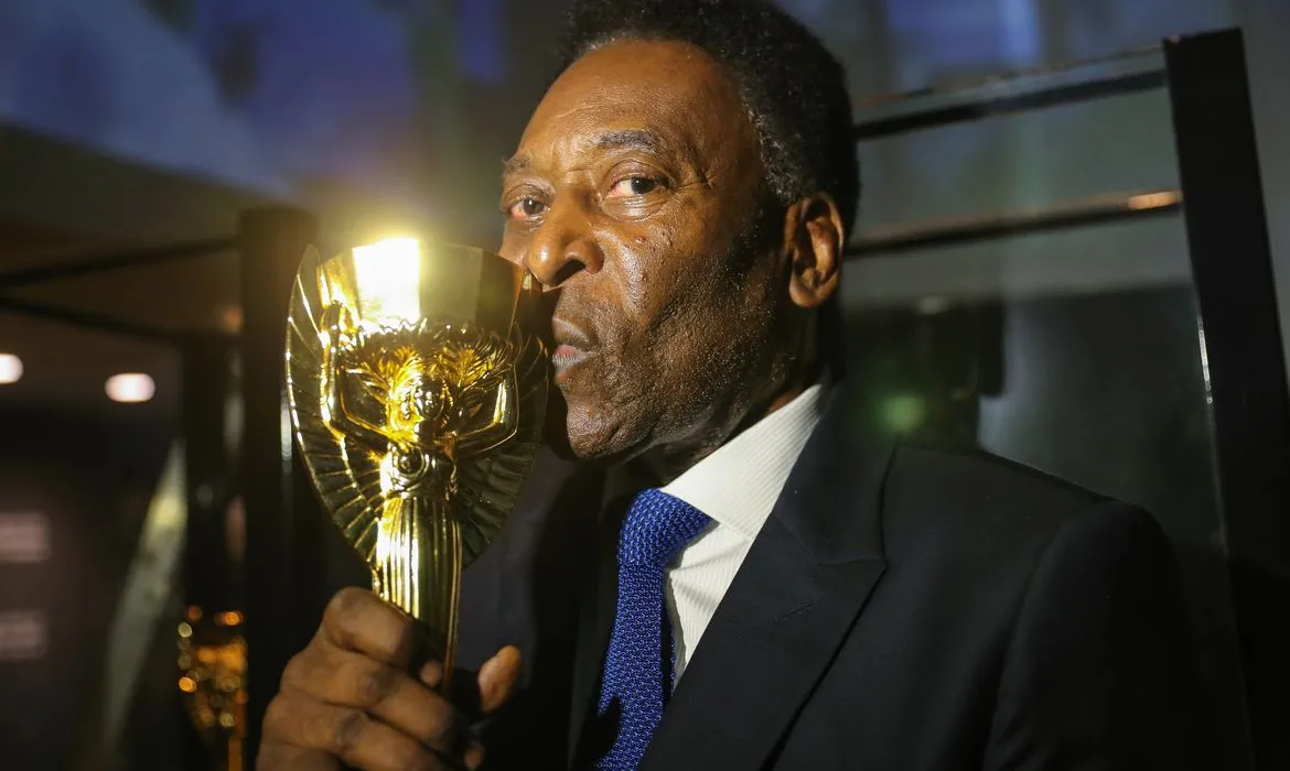 Pelé beija a taça Jules Rimet, da Copa de 1970