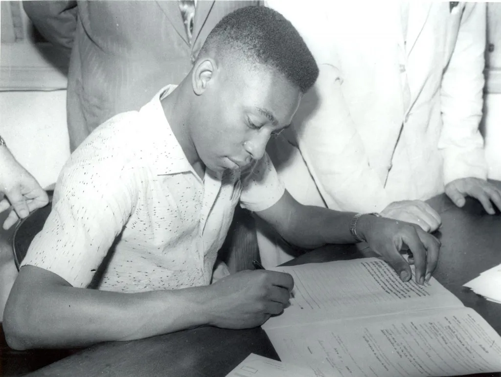 Pelé assina contrato como jogador profissional