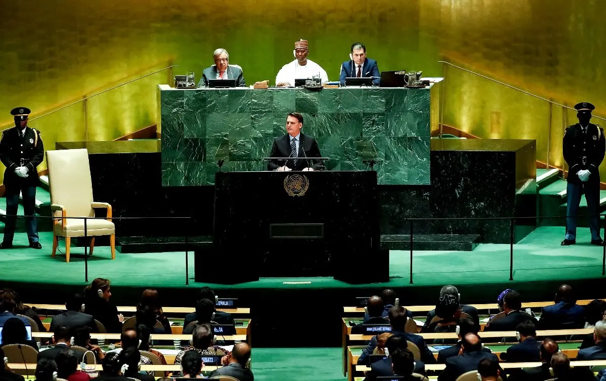 Imagem da notícia: Apesar do mau exemplo de Bolsonaro na ONU, o Brasil quer se vacinar