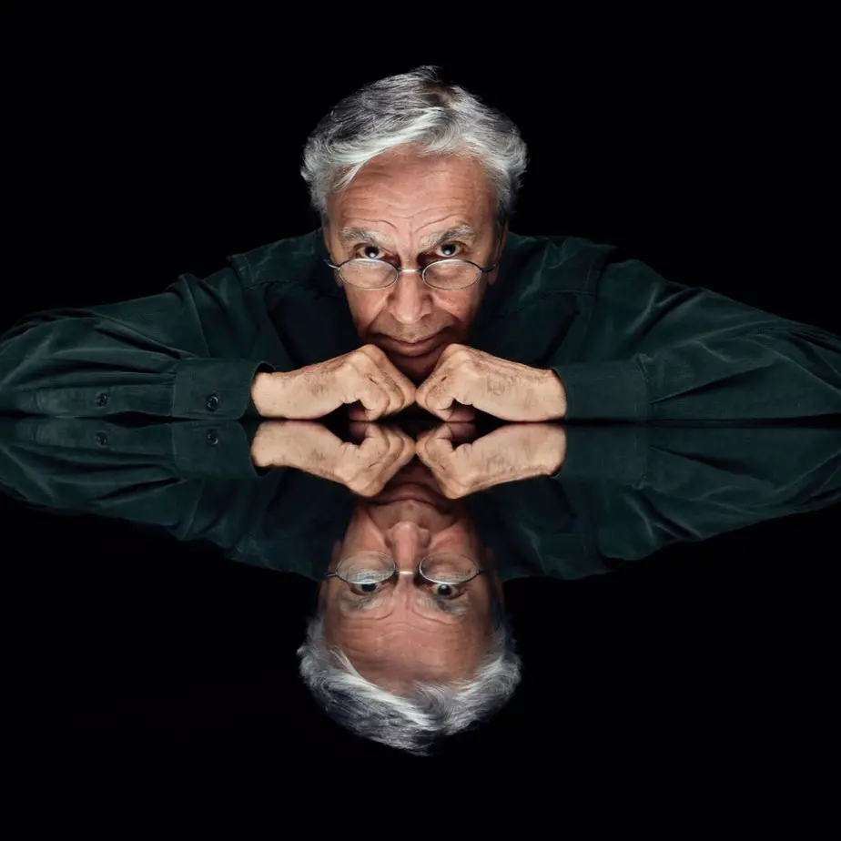 Imagem da notícia: Novo single “Anjos Tronchos” e a visão de Caetano Veloso sobre o mundo cibernético