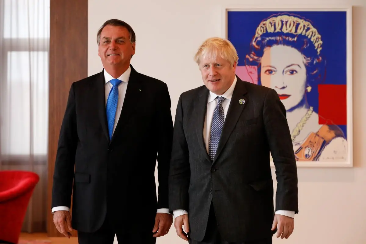 Imagem da notícia: Boris Johnson, primeiro-ministro britânico, recomenda vacina da AstraZeneca a Bolsonaro 