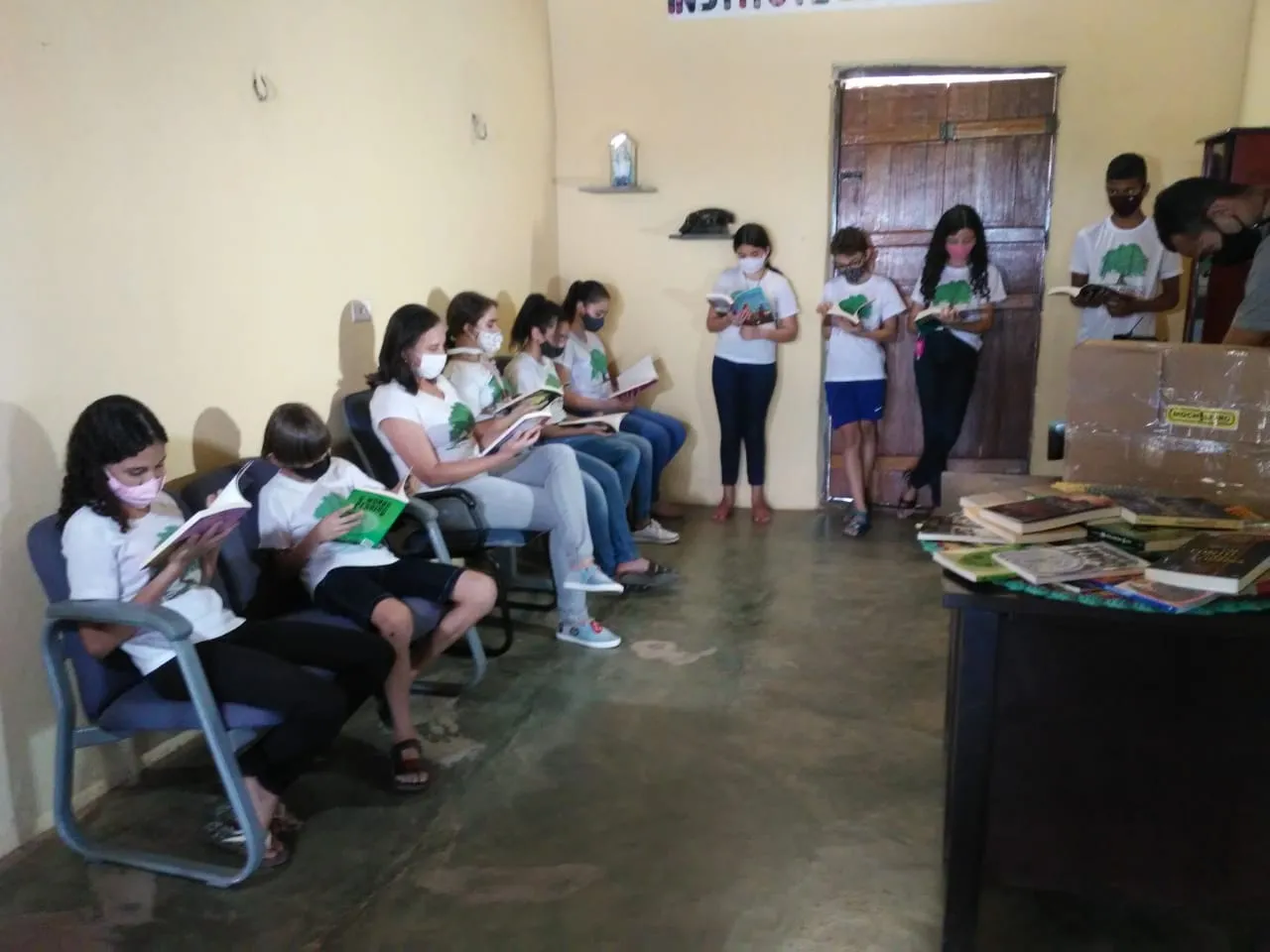 Em sua primeira visita ao Ceará, Tiago Silva fez a entrega de dezenas de livros de literatura ao Instituto Zuza Laureno, em Cedro