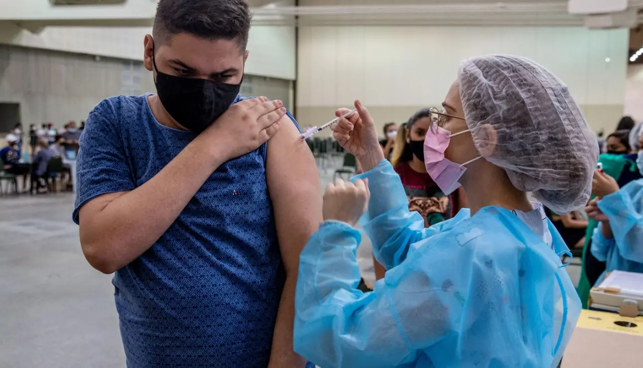 Imagem da notícia: Pessoas a partir de 30 anos poderão receber vacina contra Covid sem agendamento em Fortaleza