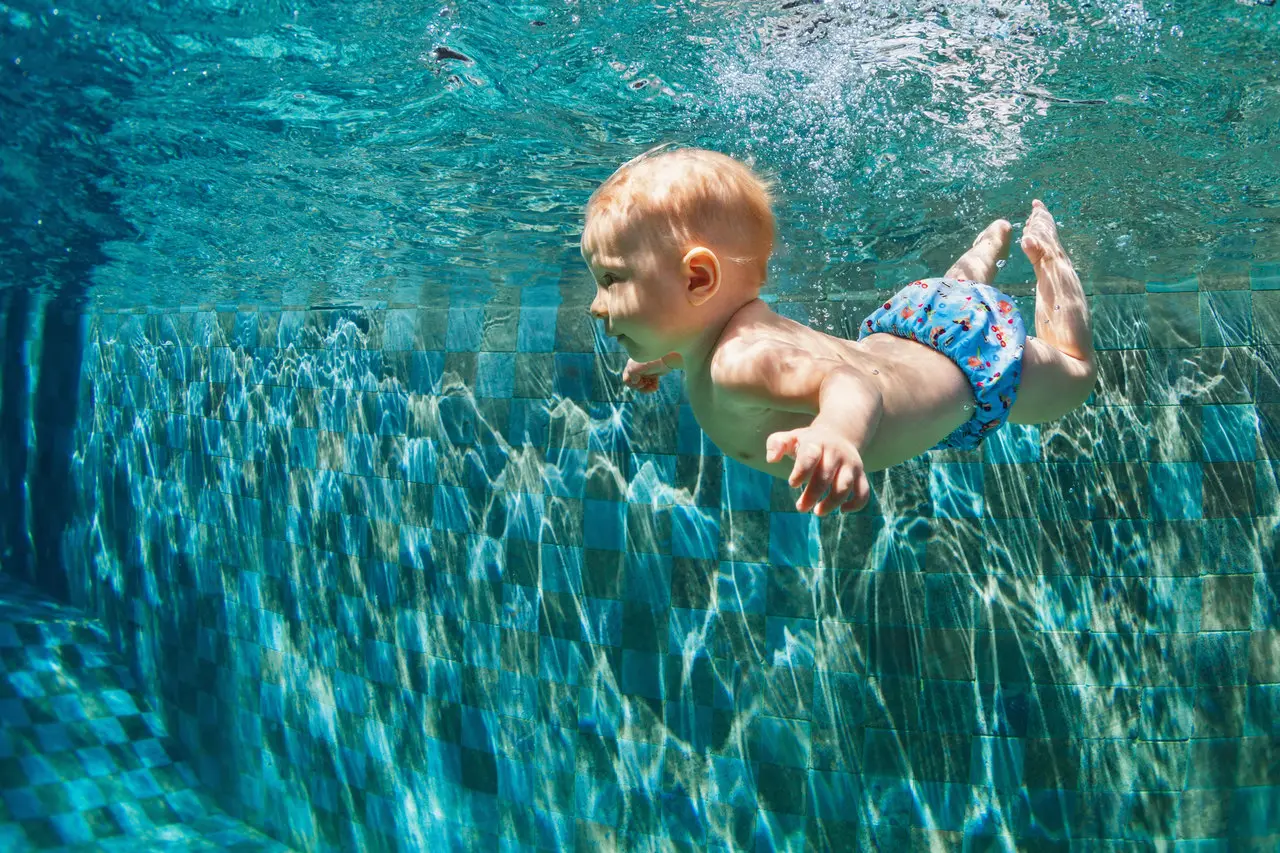 Bebê nadando em piscina
