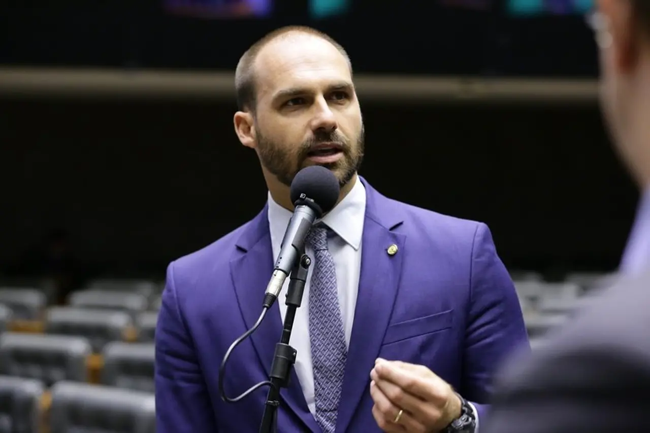 Imagem da notícia: Avião com Eduardo Bolsonaro e outros parlamentares arremete após turbulência em Porto Alegre