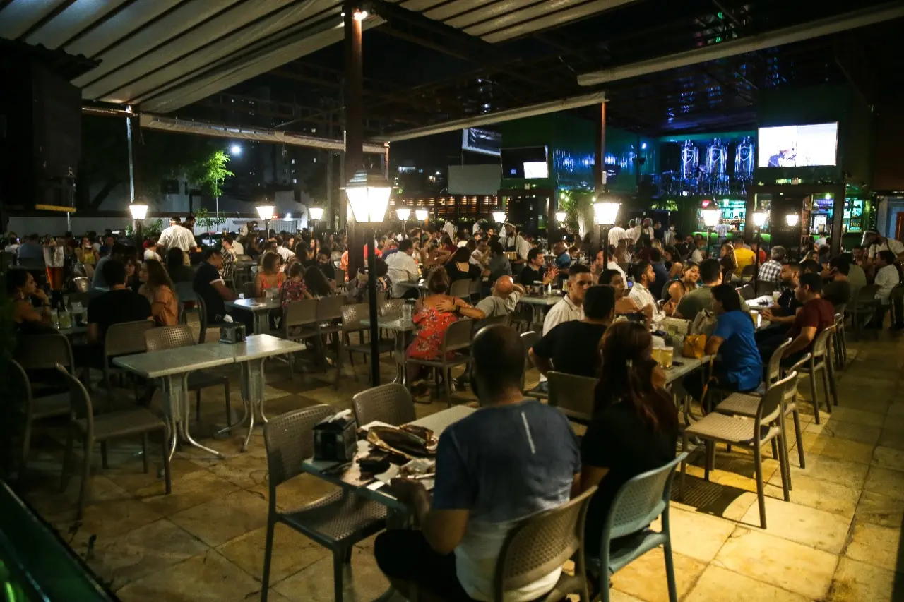 Imagem da notícia: Imunização, teste e máscaras: compare exigências para eventos sociais em Fortaleza e outras cidades