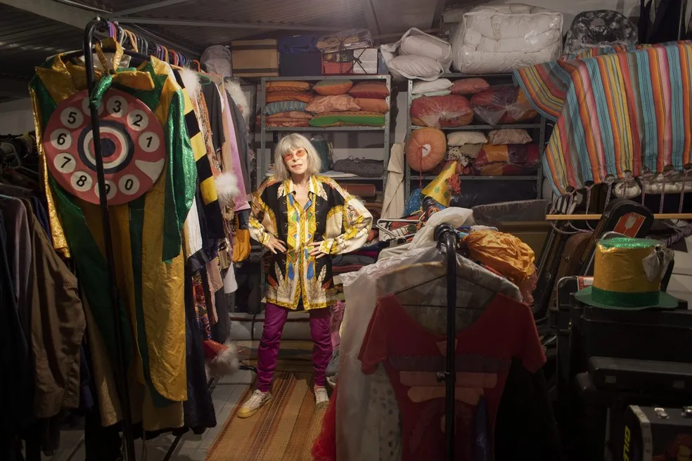 Rita Lee entre e os itens de sua exposição