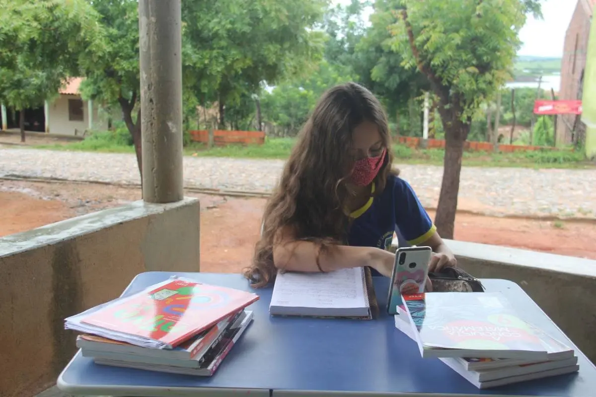 Imagem da notícia: Apenas 60% dos estudantes da rede pública no Ceará têm acesso à internet, aponta IBGE