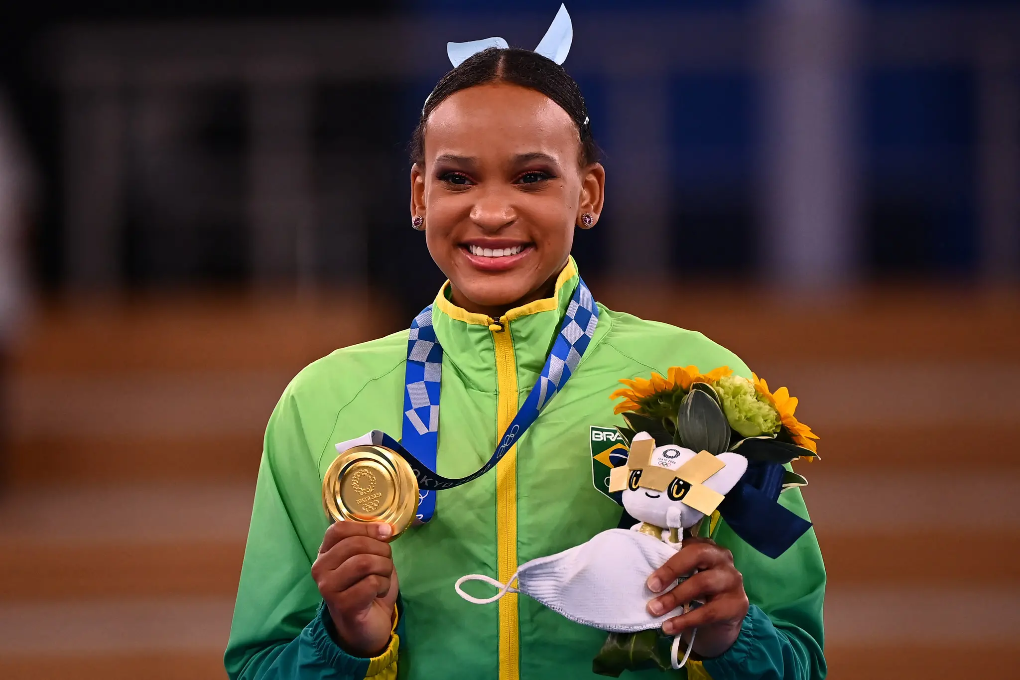 Rebeca Andrade exibindo medalha de ouro