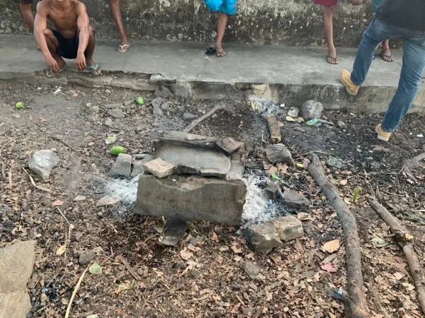 Sem condições básicas de abrigo, grupo fazia refeições na parte externa da casa em fogareiro improvisado