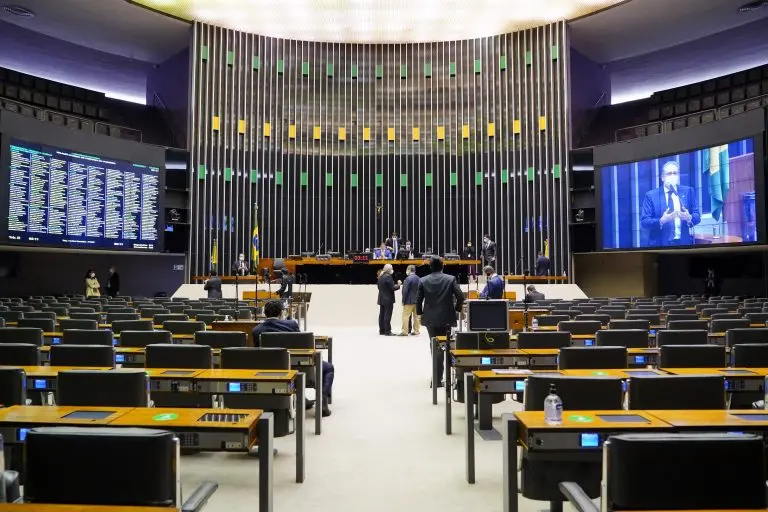 Imagem da notícia: Câmara aprova projeto que autoriza uso da reforma do IR para bancar o novo Bolsa Família