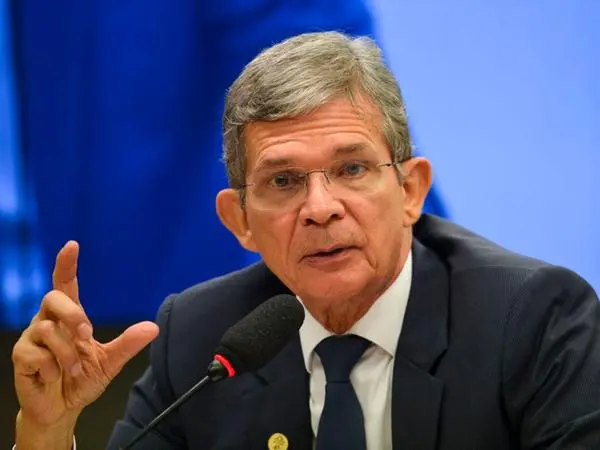 Imagem da notícia: 'Tudo o que excede R$ 2 não é responsabilidade da Petrobras', diz estatal sobre preço da gasolina