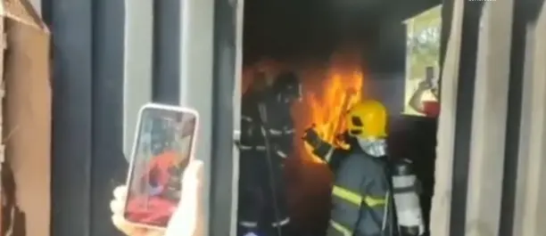 Imagem da notícia: VÍDEO: Bombeiro pede noiva em casamento durante treinamento com chamas em SC