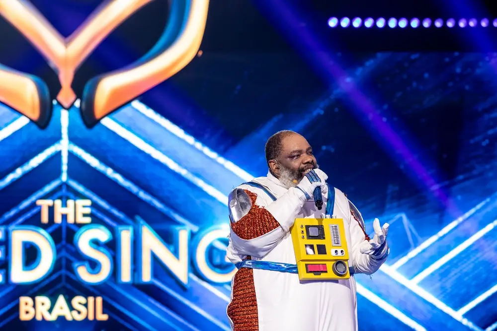 Imagem da notícia: Sérgio Loroza é desmascarado como Astronauta do 'The Masked Singer Brasil'