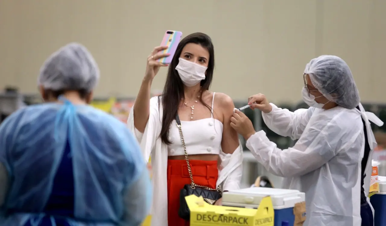 Imagem da notícia: Vacinação da D2 da AstraZeneca para quem faltou ao dia agendado é retomada em Fortaleza