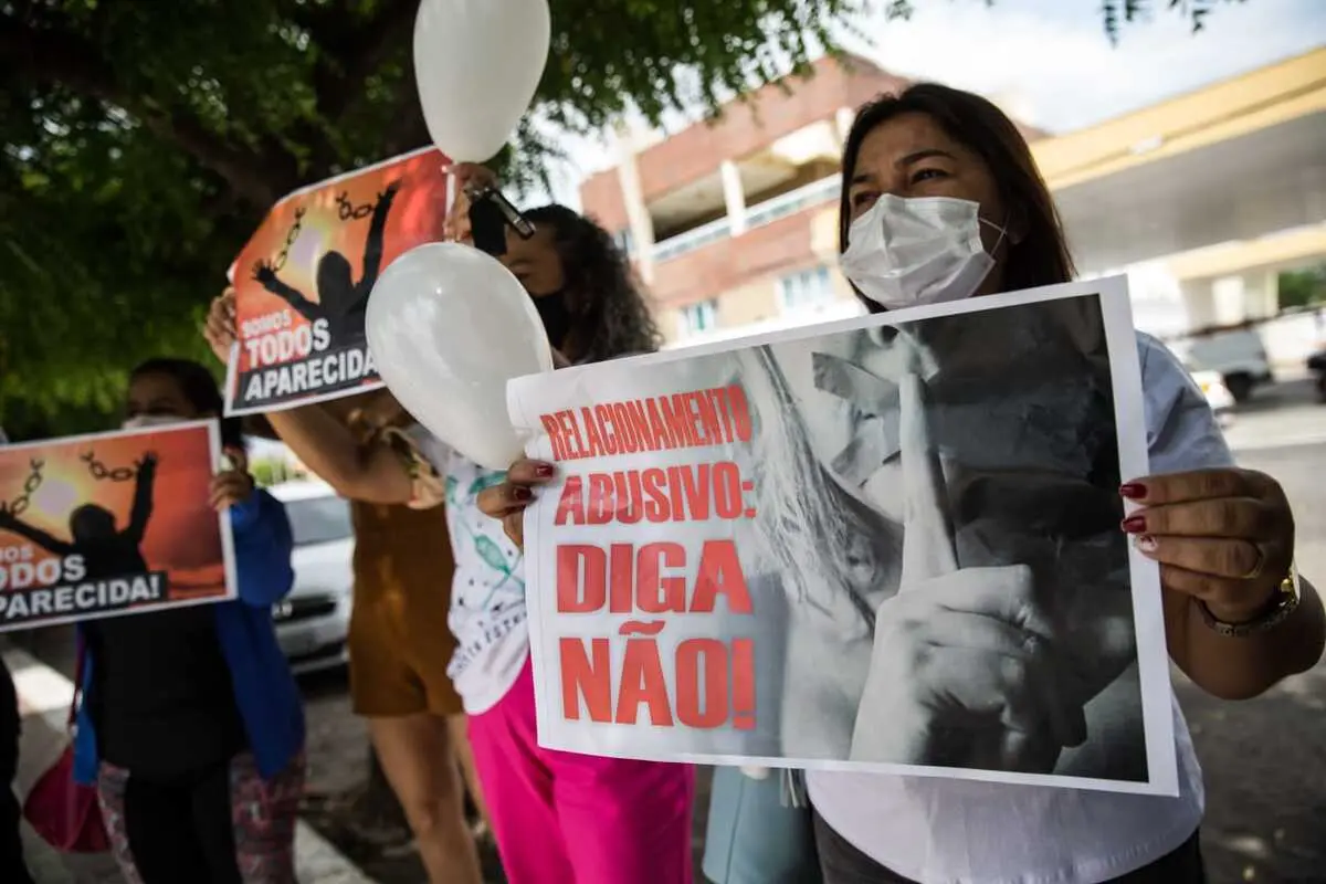 Manifestantes seguram cartazes