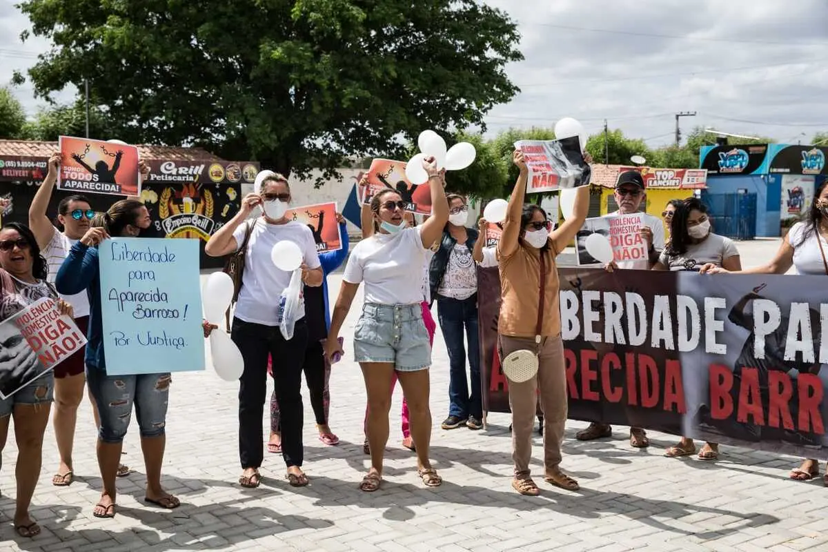 Imagem da notícia: Ato pede a libertação de mulher presa por mandar matar marido que tinha caso incestuoso 