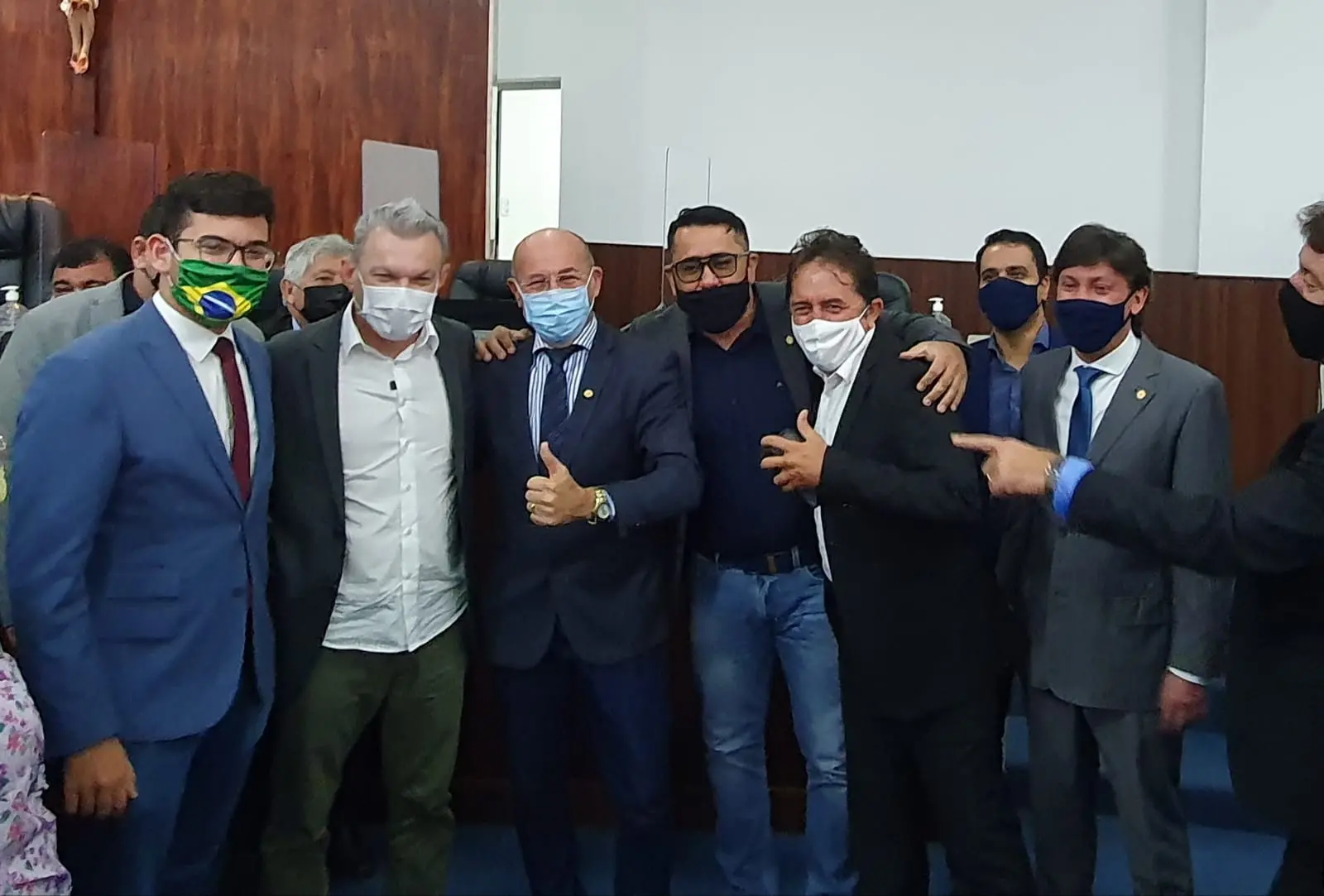 Imagem da notícia: Em momento de descontração, Sarto posa para fotos e confraterniza com oposição na Câmara