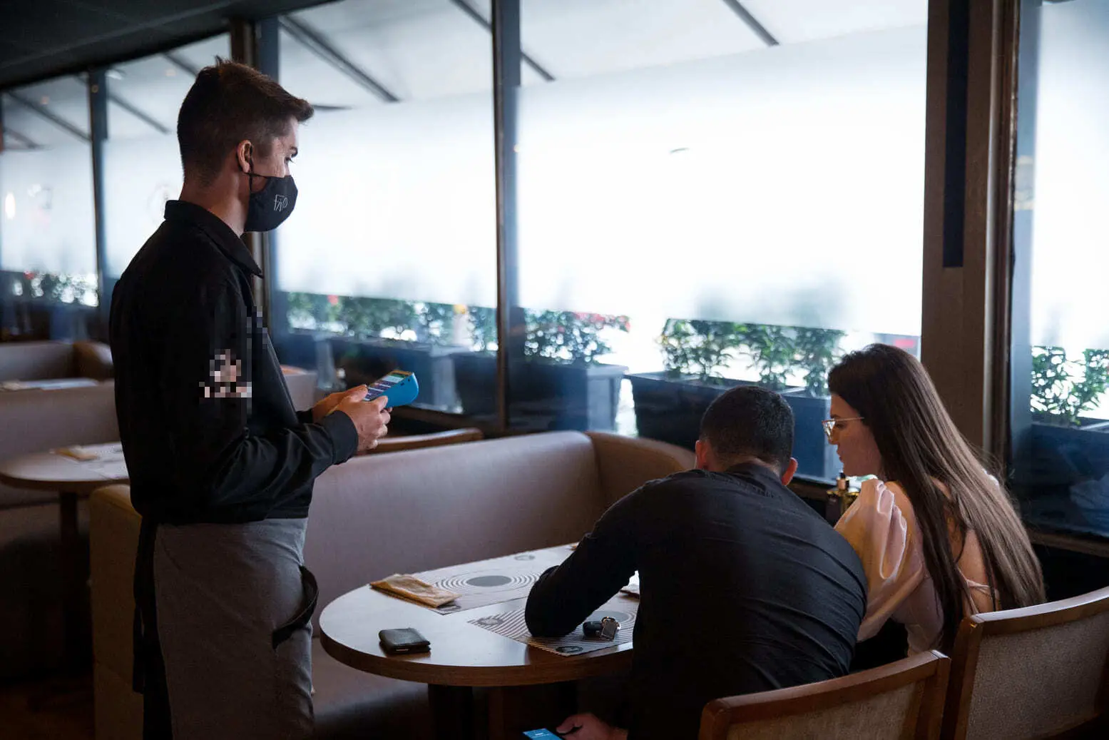 Imagem da notícia: Novo decreto amplia horário de restaurantes até as 2 horas e prioriza ensino presencial no Ceará