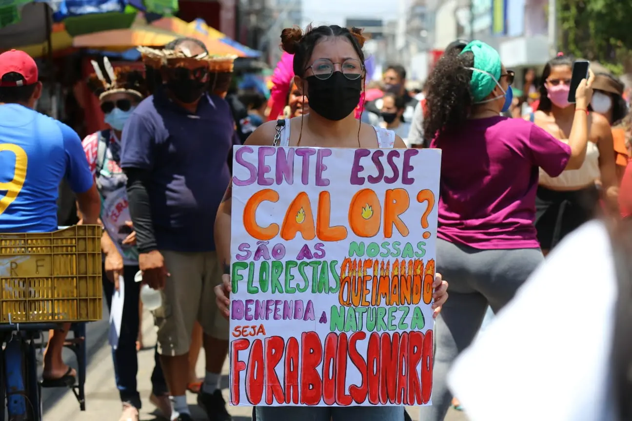 Manifestantes caminham pelas ruas do centro em protesto ao presidente Bolsonaro
