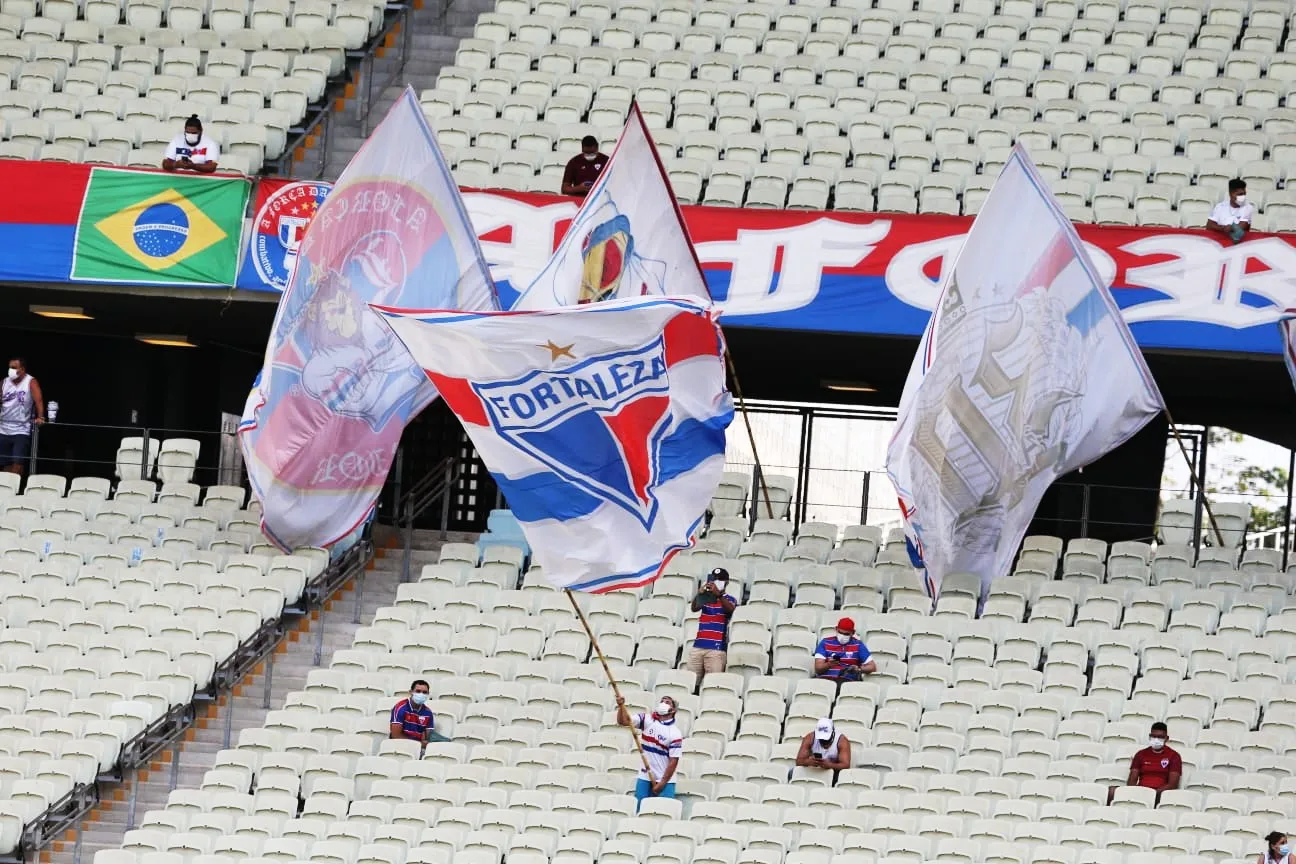 Torcedores do Fortaleza estão bem espaçados na Arena Castelão