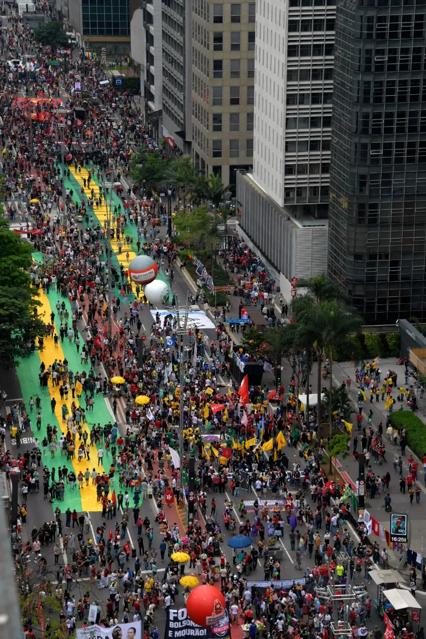 Manifestação em São Paulo exibiu longa bandeira do Brasil