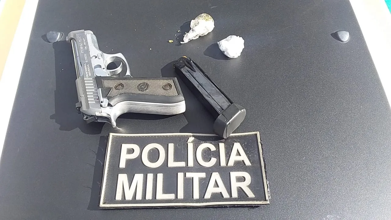 Com o homem e a mulher presos a polícia aprendeu armas, moto e entorpecentes