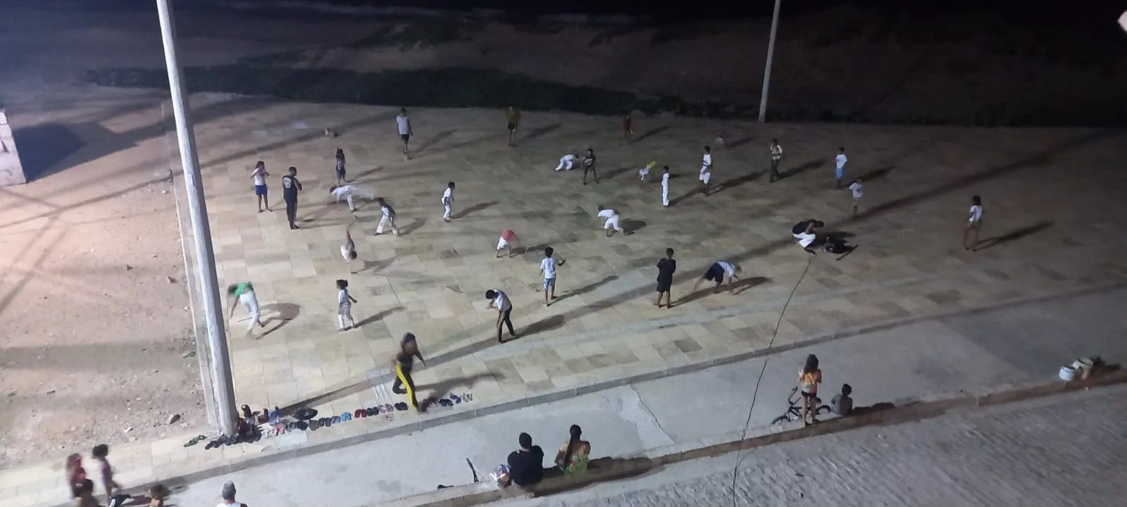 Aula de capoeira no calçadão Vila do Mar, no bairro Pirambu