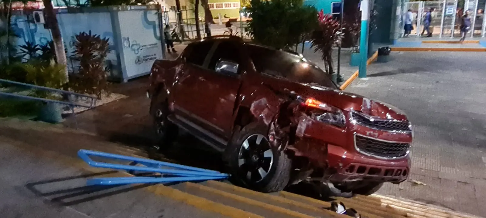 Imagem da notícia: Motorista perde controle da direção, derruba poste e sobe as escadas de terminal em Fortaleza